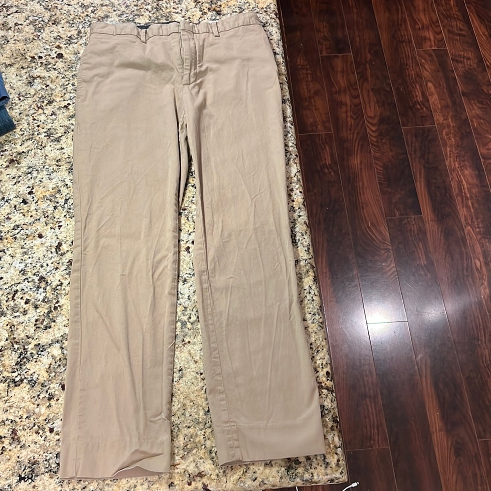 Banana Republic Chinos on Khaki 32x32